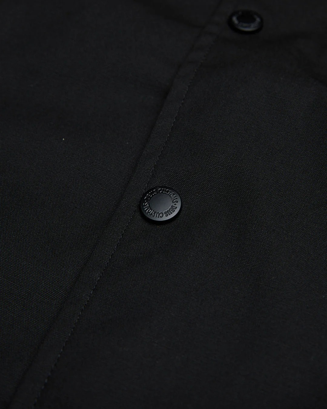 DEUS PILL LOGO COACH JACKET - BLACK