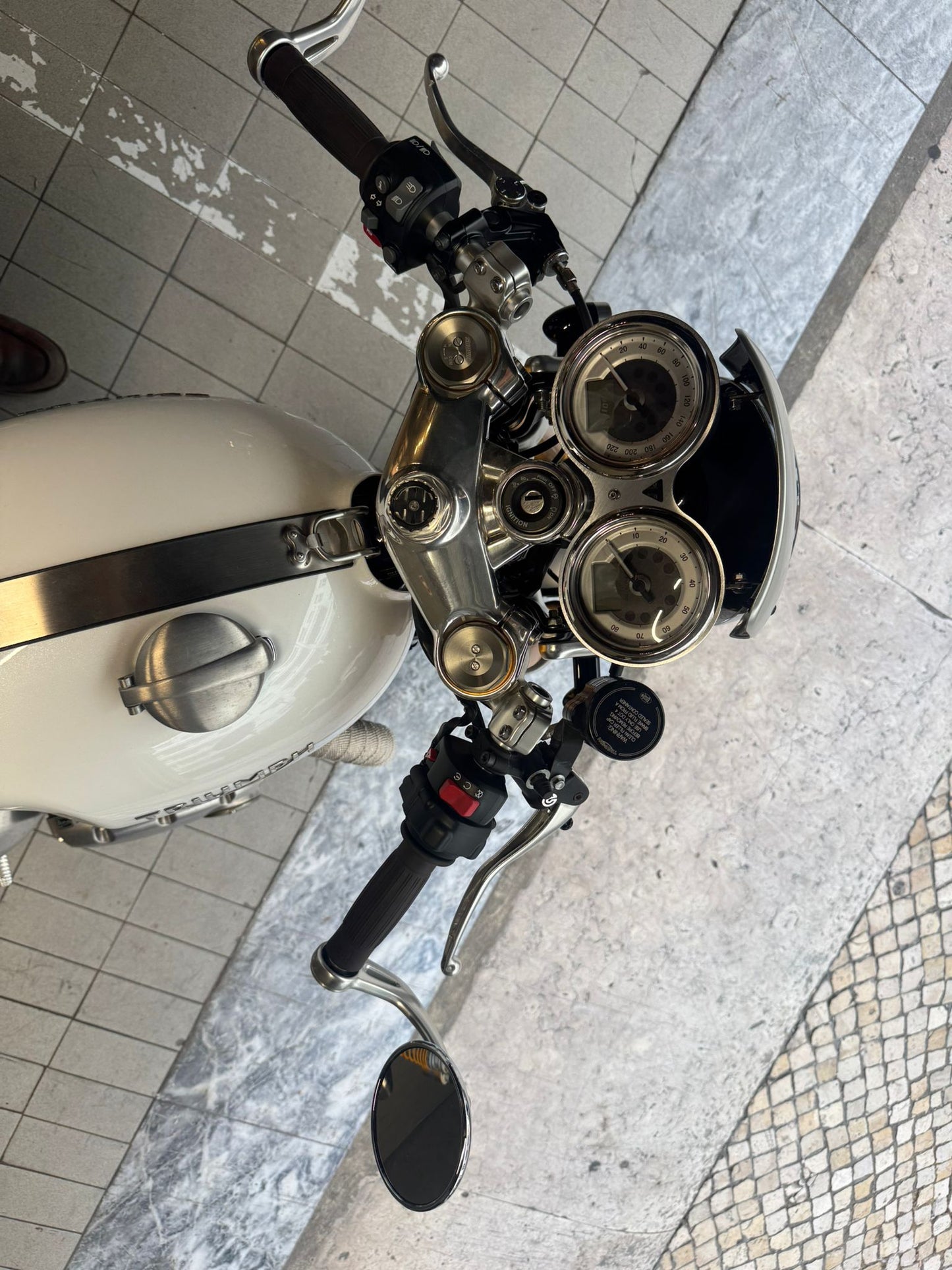 TRIUMPH THRUXTON 1200 R