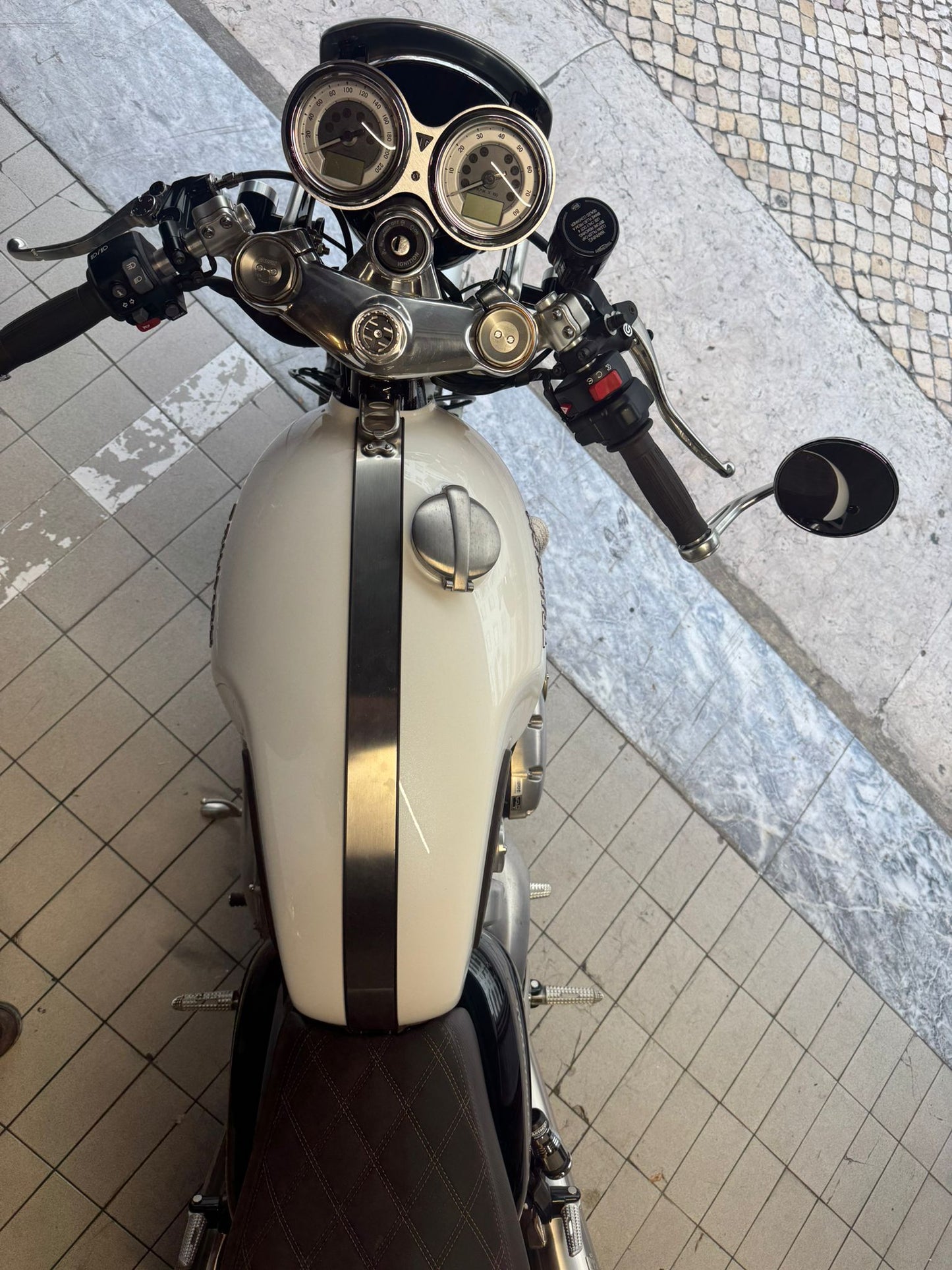 TRIUMPH THRUXTON 1200 R