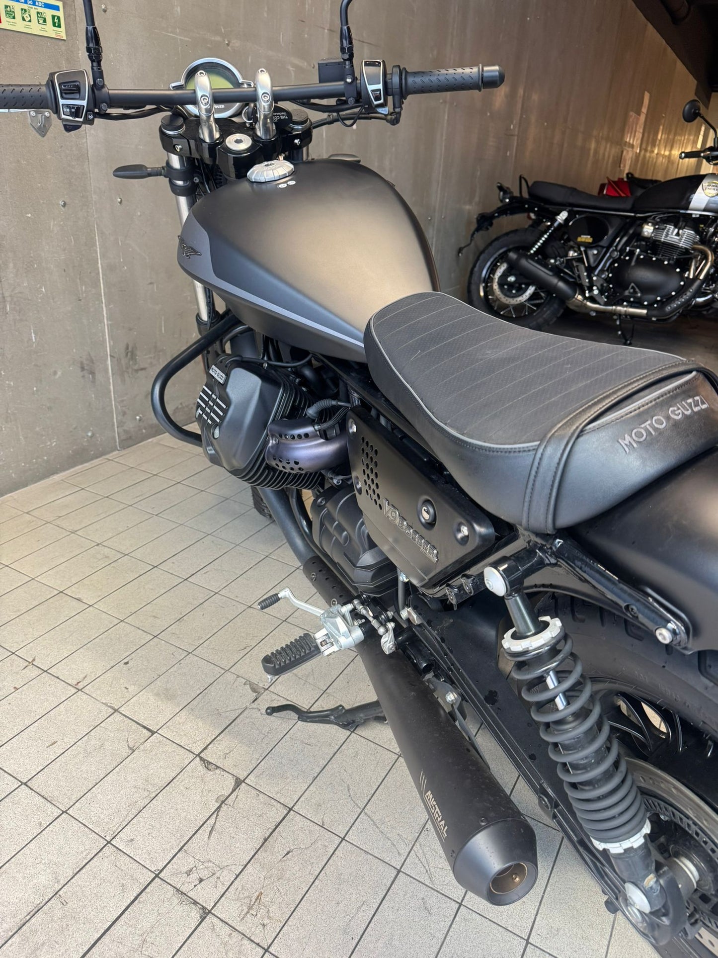 Moto Guzzi V9 Bobber - 2023