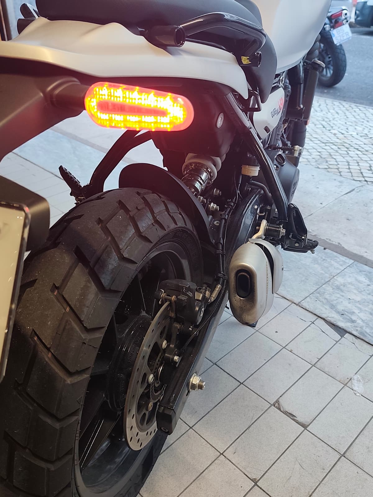 ROYAL ENFIELD - GUERRILLA 450