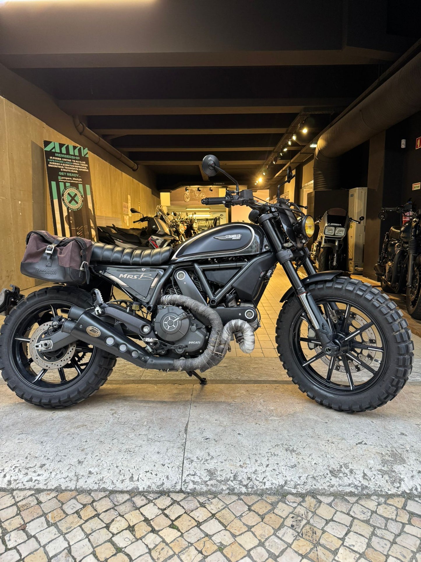 DUCATI - SCRAMBLER 800 - FULL THROTTLE