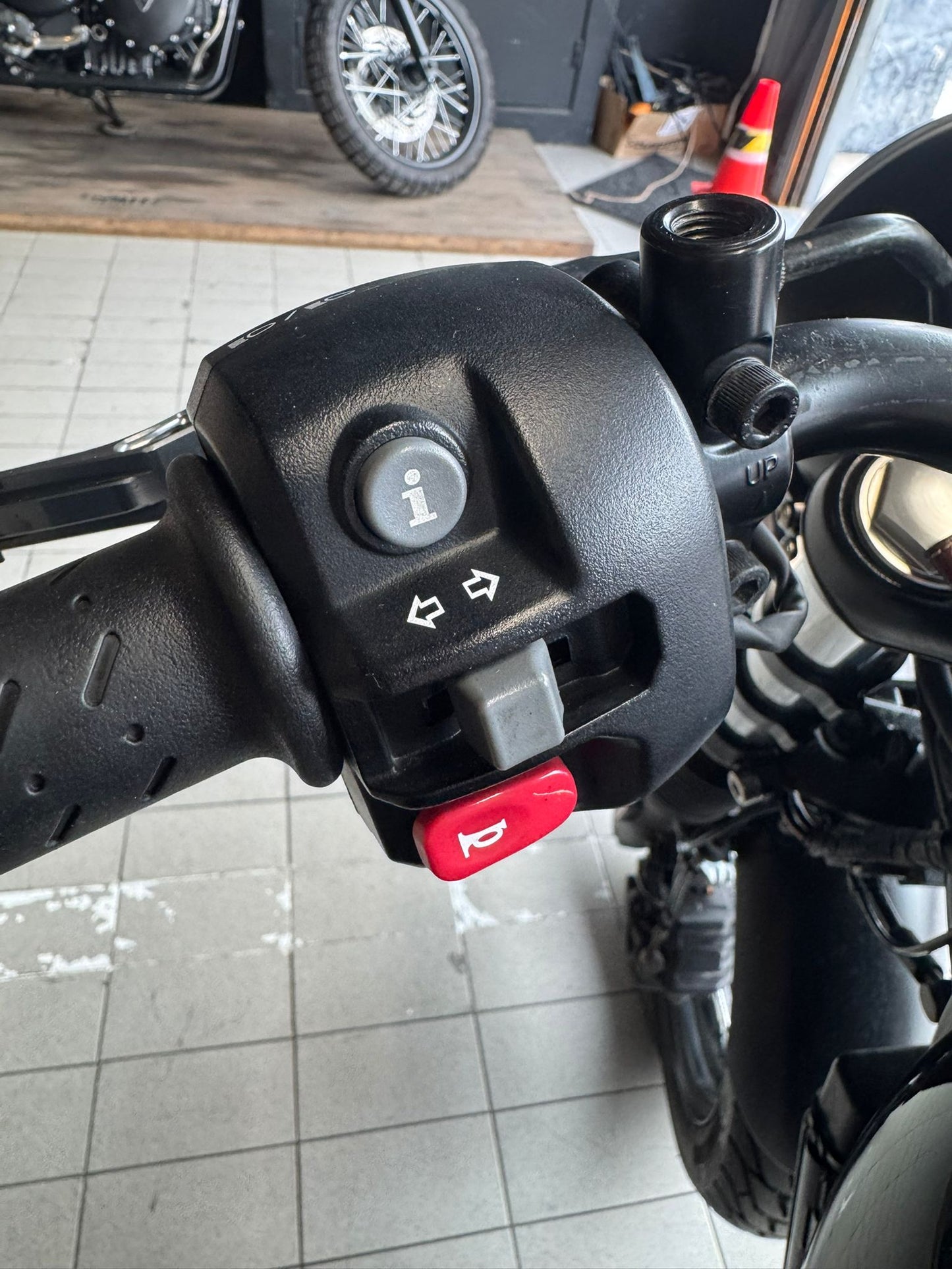TRIUMPH STREET TWIN 900 | CUSTOM UNIK