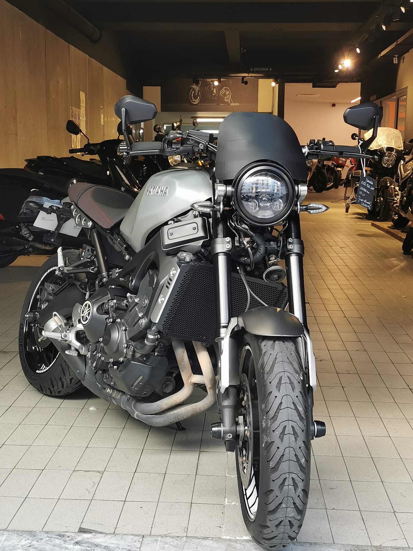 YAMAHA XSR900
