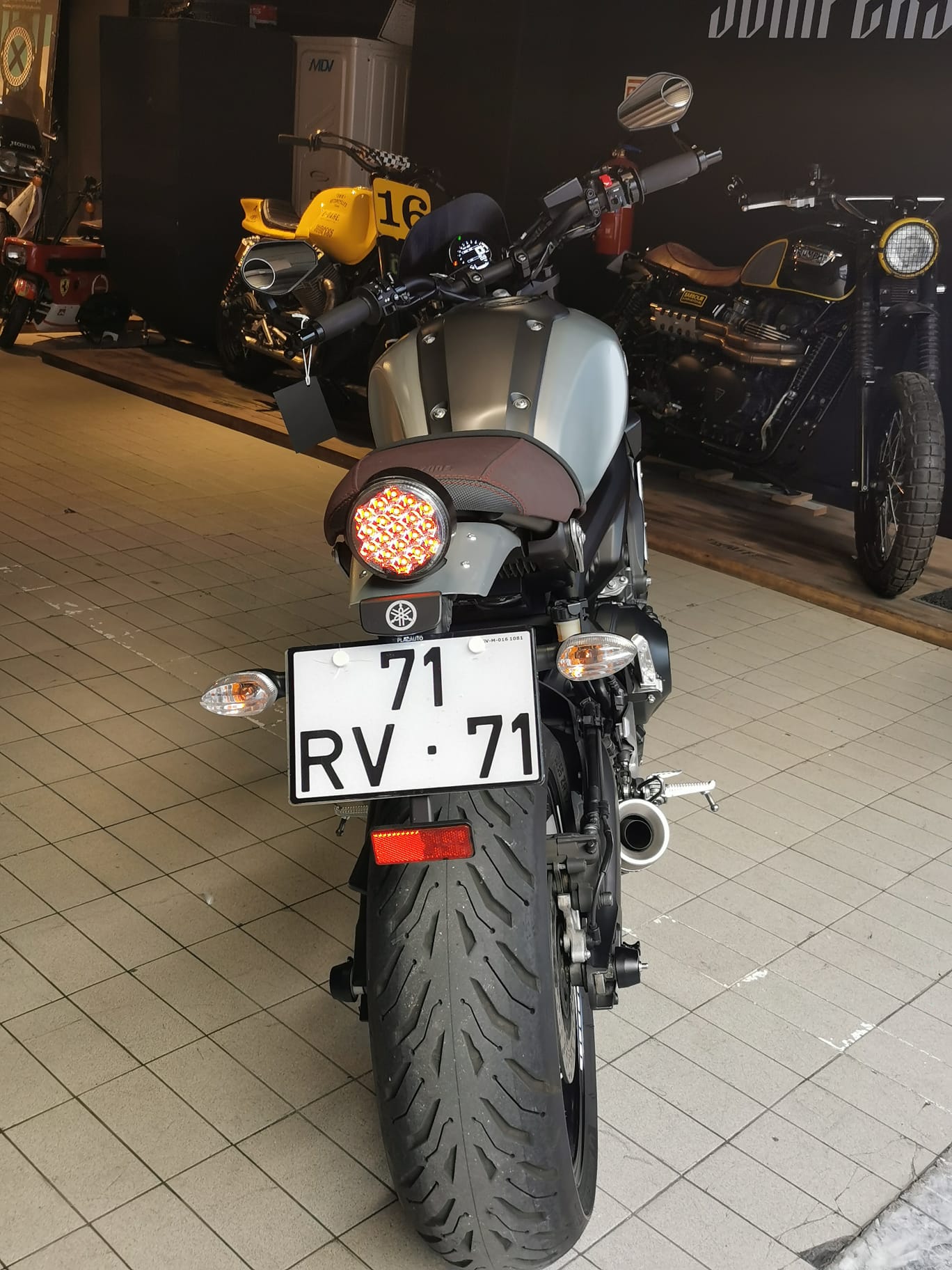 YAMAHA XSR900